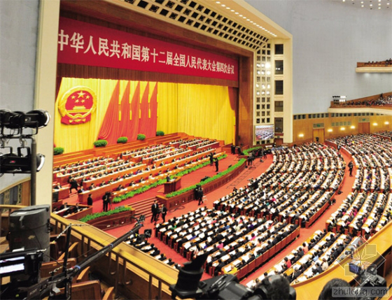 當(dāng)日上午，國(guó)務(wù)院總理李克強(qiáng)在會(huì)上做了2016年政府工作報(bào)告。